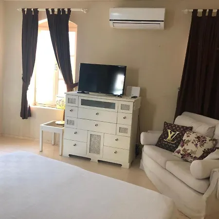 8 Aparthotel