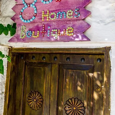 8 מלון דירות 4*