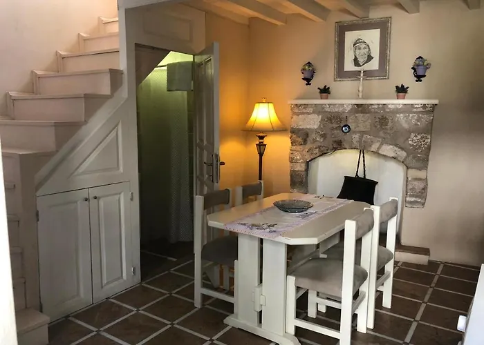 8 4* Μαρμαρίς