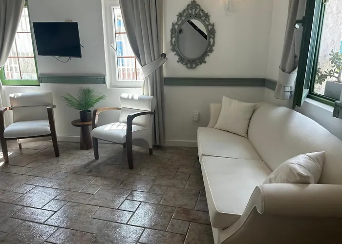 8 4* Μαρμαρίς